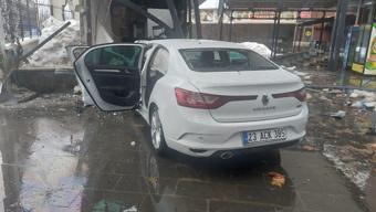 Bingöl'de otomobil lokantaya girdi: 5 yaralı