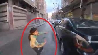 Çocuğun, motosikletin altında kalmaktan son anda kurtulduğu anlar kamerada