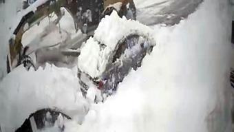 İş makinesinin yol temizliği sırasında kara gömülen otomobile çarptığı kaza kamerada