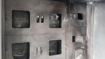 Genç’te bina girişindeki elektrik panosu yandı