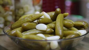 Kütür kütür salatalık turşusunun sırrı! Üstüne 1 parça koyunca aylarca dayanıyor, beyaz tabaka oluşmuyor!