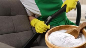 Koltuktaki kötü kokuyu bitiren yöntem! Üstüne 1 kaşık serpip sonra süpürmek yetiyor, bayram temizliğini böyle yapın!