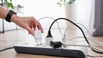 Kapatmak yetmiyor, fişi çekin! Uzmanlar uyardı: Hem faturayı şişiriyor hem de yangına davetiye çıkarıyor