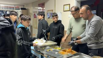 Sınıflarda kurulan sofralarda hep birlikte oruç açtılar