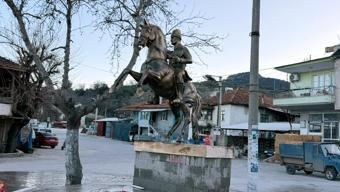 Köy meydanına Atatürk heykeli dikildi