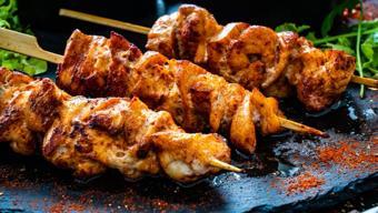 Lokum gibi ağızda dağılan tavuk şiş tarifi! İçi yumuşacık ve sulu sulu kalıyor, lezzeti damak çatlatıyor!