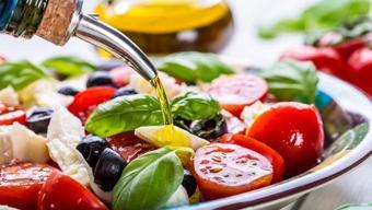 Salataya ayçiçek yağı mı dökülmeli zeytinyağı mı? Herkesin merak ettiği sorunun cevabı belli oldu