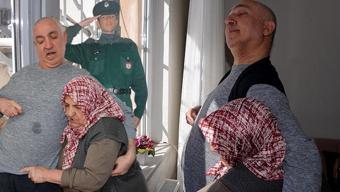 22 yıllık 'polis' nöbeti! 78 yaşındaki anne, engelli oğluna bebek gibi bakıyor