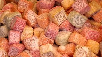 Bayram lokumunu evde yapabilirsiniz! Markettekilerden çok daha lezzetli, yumuşacık portakallı lokum tarifi