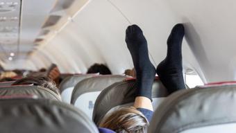 Uçuş görevlileri uyardı: Uçağa asla siyah çorapla binmeyin! Sebebi çok şaşırtıcı