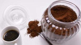 Türk kahvesinin bayatlamasını engelliyor, aylarca tazecik kalıyor! İçine 1 parça atın: Acılaşma ve nemlenmenin baş düşmanı