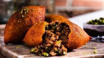 Dışı çıtır içi dolu dolu pratik içli köfte tarifi! Lezzetiyle damak çatlatıyor, hazırlaması çok kolay!