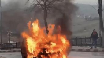 Motor kısmından tutuşan otomobil alev alev yandı