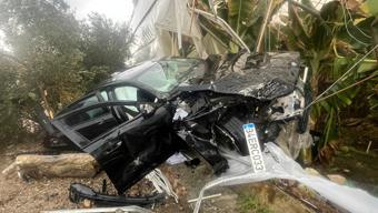 Otomobiliyle muz serasına girdi: 4 yaralı