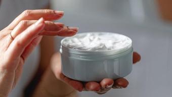 Asırlık reçeteyi hemen evde yapın! Çöl gibi kuruyan el ve ayakları nemlendiriyor