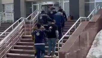 Kars'ta durdurulan kamyonetten 12 kaçak göçmen çıktı