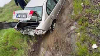Balıkesir'de otomobil araziye yuvarlandı: 3 yaralı