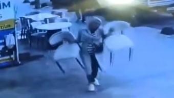 İki sandalyeyi çaldı, gerisi kaldı! Mağaza sahibi neye uğradığını şaşırdı: 'Takımı bozdun abla'