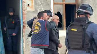 2 evi ateşe verdi, gelen jandarma ekiplerine saatlerce direndi