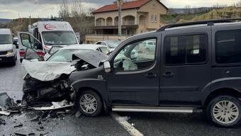 Nevşehir'de hafif ticari araç ile otomobil çarpıştı: 5 yaralı