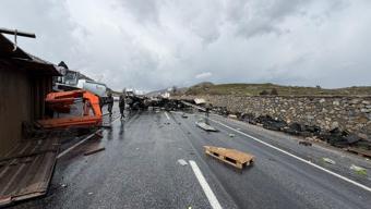 Karayolları bakım aracı ile TIR çarpıştı; 1'i ağır, 3 yaralı