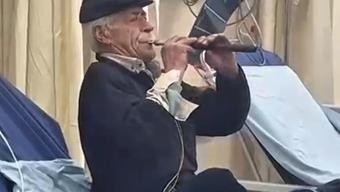 ‘Acımı hafifletiyor’ deyip acil serviste zurna çaldı