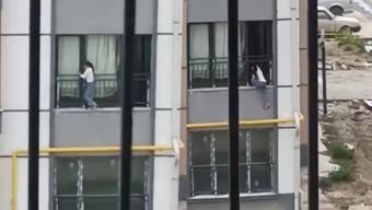 Yürekler ağza geldi! Çocuk camdan çıkıp korkulukta yürüdü