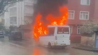 Kırıkkale'de park halindeki yolcu minibüsü alev alev yandı
