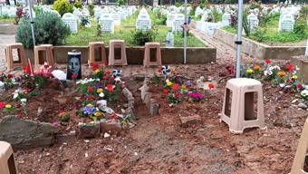 Saldırıda ölen çocukların mezarlarına duygusal notlar bırakıldı