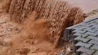 Siirt’te sağanak; Yollar çöktü, ev ve iş yerlerini su bastı