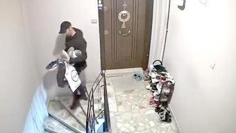Apartmana girip tek tek ayakkabı seçti! 6 çift çalıp kaçtı: O anlar kamerada