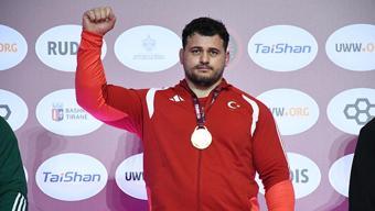 Rıza Kayaalp, 2026 Avrupa Güreş Şampiyonası'nda şampiyonluğa ulaştı, rekoru kırdı!