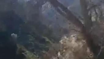 Bahçesaray’da mahalle yoluna inen heyelan kamerada
