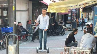 25 bin adım atan çaycı isyan etti! Çözümü hoverboard’da buldu