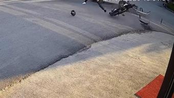 Sanayi sitesinde motosiklet ile otomobilin çarpıştığı kaza kamerada