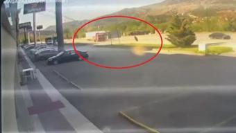 Kamyonun fırlayan tekeri, mağazaya daldı; o anlar kamerada