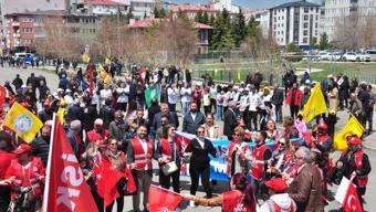 Kars’ta davullu-zurnalı 1 Mayıs kutlaması