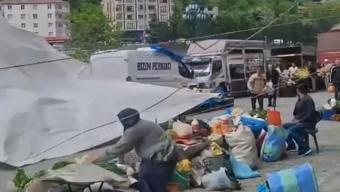 Artvin’de fırtına nedeniyle pazardaki tezgahlar devrildi, ürünler etrafa savruldu