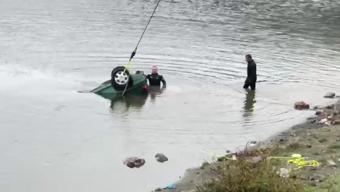 El freni çekilmeyen otomobil gölete düştü