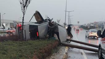 Aydınlatma direğine çarpan otomobilin sürücüsü yaralandı