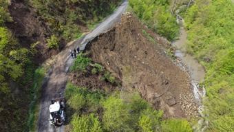 Ordu'da yaşanan heyelan nedeniyle yollarda çökme oluştu