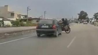 Hatay'da otomobilin motosiklete çarptığı kaza kamerada: 1 ölü, 1 yaralı