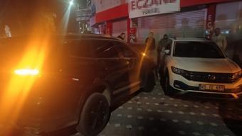 Kazaya karışan 2 araç savrulup, park halindeki 2 otomobile çarptı; 2 yaralı