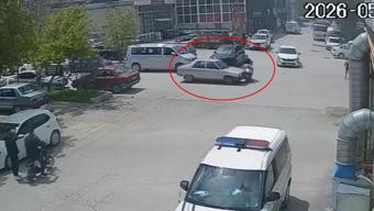Otomobille çarpışan motosiklet sürücüsü yaralandı