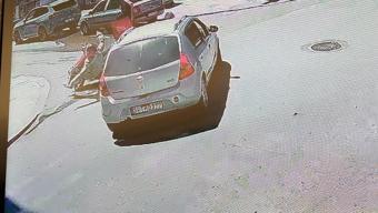 Otomobille motosikletin çarpıştığı kaza kamerada; 1 yaralı
