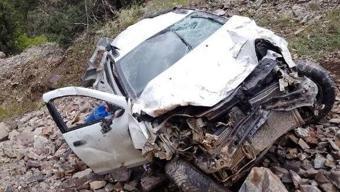 Taklalar atarak uçuruma yuvarlanan otomobilden yaralı kurtuldu