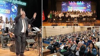 Okul müdürü sahneye çıktı, 90'lar ruhu yeniden canlandı! Dinleyen herkes Barış Manço'ya benzetti