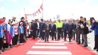 Kayseri’de Trafik Haftası’nda yaya geçidine kırmızı halı serildi