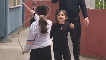 Zonguldak’ta okulda görevli polis, çocuklarla ip atladı