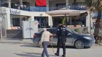 Hatay’da polisin, yolun karşısına geçmekte zorlanan kişiye yardım ettiği anlar kamerada